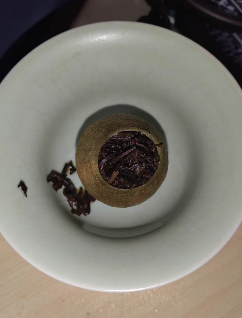 小青柑是怎么把茶叶塞进去的？小青柑里面的茶叶起霉了还能喝吗