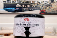 奶茶店免费接水遇冷眼：店员厌烦情绪从何而来？